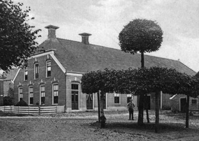 Links in de Koesteeg boerderij Pott, midden Café Oostingh en rechts boerderij Vedelaar (Hoofdstraat 8)