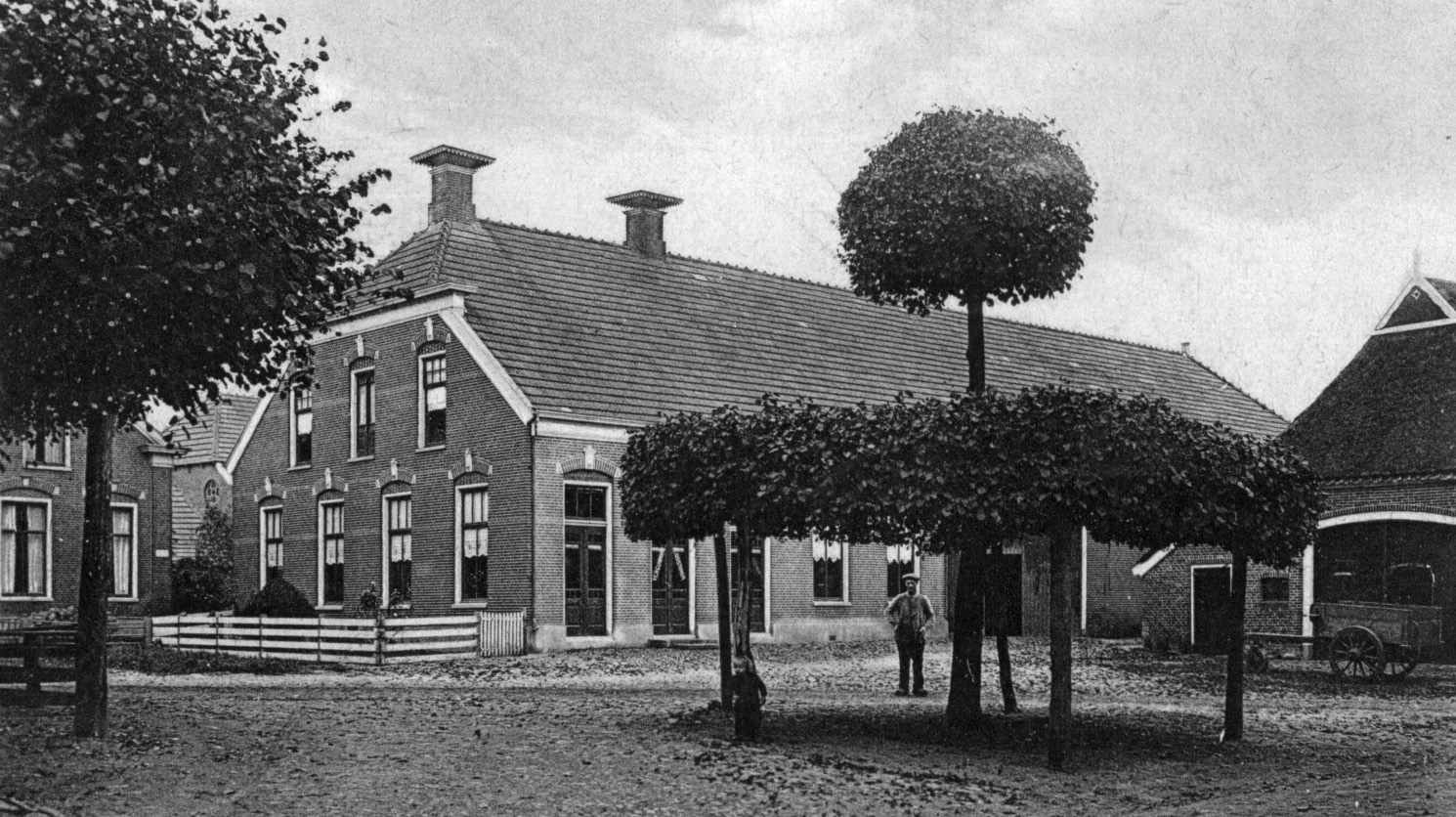 Links in de Koesteeg boerderij Pott, midden Café Oostingh en rechts boerderij Vedelaar (Hoofdstraat 8) Links in de Koesteeg boerderij Pott, midden Café Oostingh en rechts boerderij Vedelaar (Hoofdstraat 8)