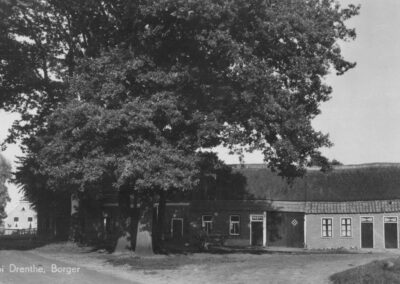 De Brink aan de Brinkstraat en de Gang en is voor een deel eigendom van de boermarke.
