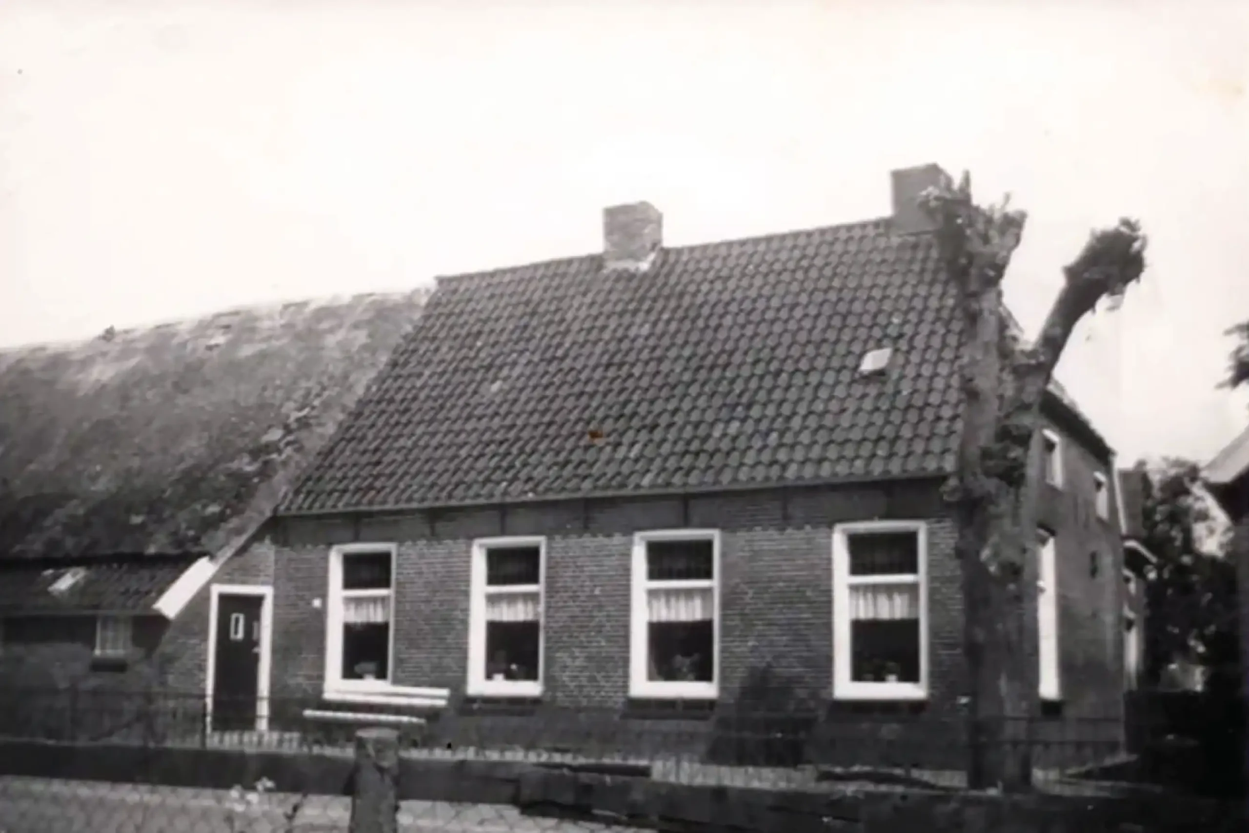 J. Kroeze (later D. Oudman en A. Rosing) aan de Ambachtsstraat J. Kroeze (later D. Oudman en A. Rosing) aan de Ambachtsstraat