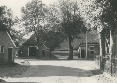 Foto vanuit Hunebedstraat naar boerderij Vedelaar. Deze staat met de baanderdeur richting de straat. Dit was later de manege 'de Hundsrug'.