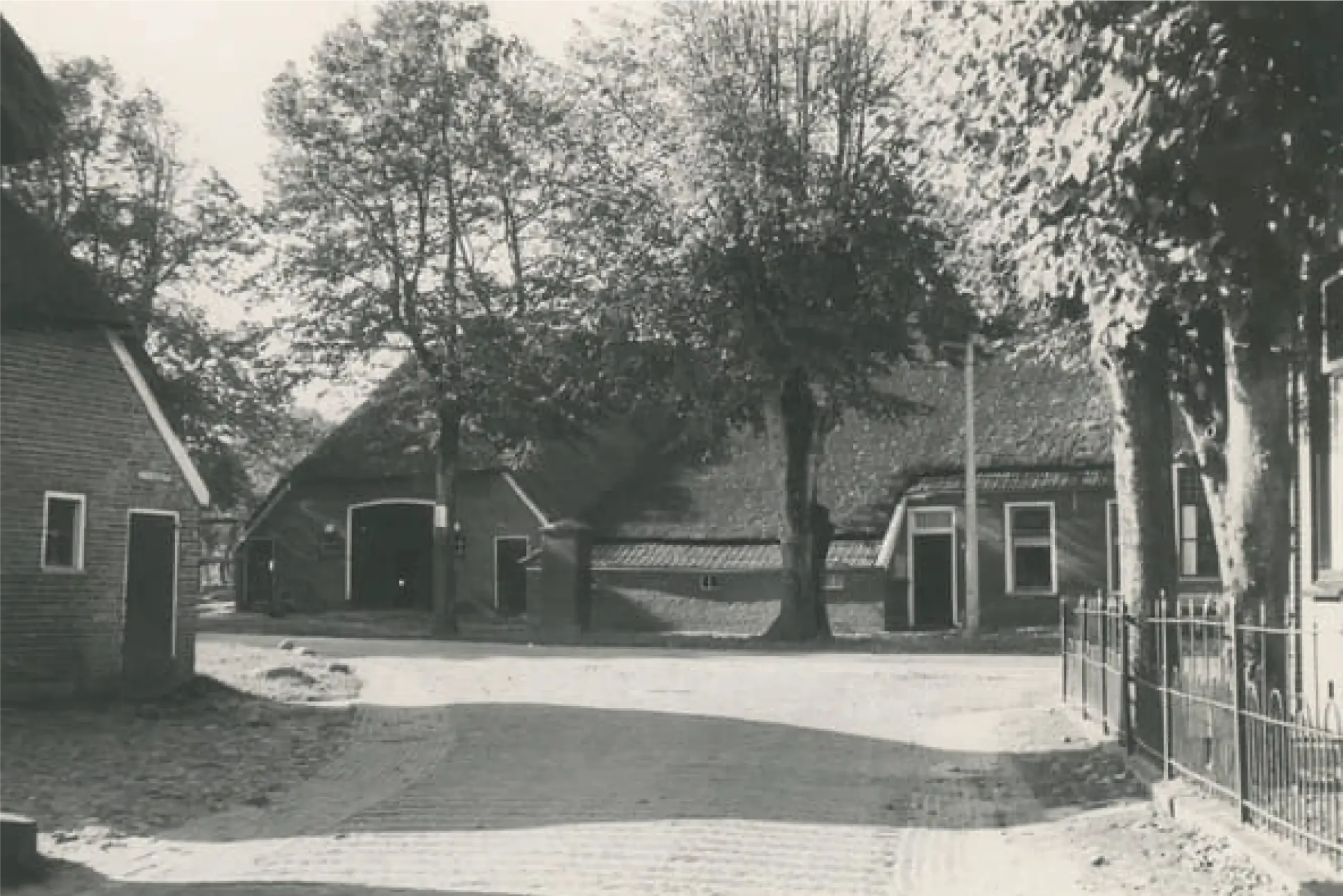 Foto vanuit Hunebedstraat naar boerderij Vedelaar. Deze staat met de baanderdeur richting de straat. Dit was later de manege 'de Hundsrug'. Foto vanuit Hunebedstraat naar boerderij Vedelaar. Deze staat met de baanderdeur richting de straat. Dit was later de manege 'de Hundsrug'.