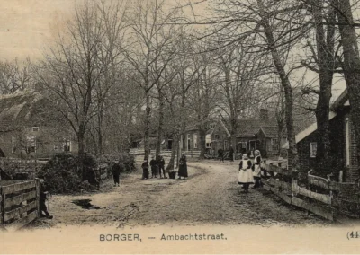 Een romatisch beeld uit oud-Borger van 1908. U ziet de boerderij van Wenning links (nummer 13) en verder vooruit de smederij van Kroeze met daarachter de boerderij van Kroeze (later Oudman en daarna Rosing).