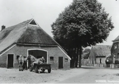 Gezicht vanuit de Koesteeg richting de Hoofdstraat. Uiters rechts eerst de boerderij van Hooveld, dan die van Wenning en dan nog de staldeur van wat later de museumboerderij is. Links de boerderij van Jacob (Job) Vedelaar.