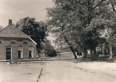 Links de boerderij van Geert Boelens (later van Gerhardus Boelens). Rechts achter het geboomte op de brink de boerderij van Lambert Smits met daarachter de woning van Berend Martens.