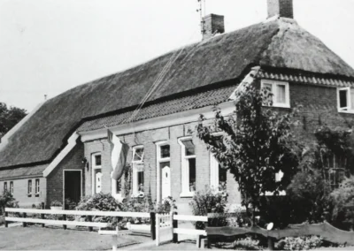 Deze aloude boerderij wordt lang bewoond door de familie Smits. In 1956 komt het gezin van Andries Eising er tw wonen.
