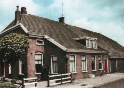 De boerderij op Brinkstraat 1 van Willem Hooiveld. Na zijn huwelijk met Grietje Hoiting in 1920 wordt hij de opvolger van zijn schoonvader Jan Hoiting. Later zal zoon Gerhardus (1923-2000) het stokje overnemen. Dit pand heeft begin negentig jaren plaats gemaakt voor een moderne woning.