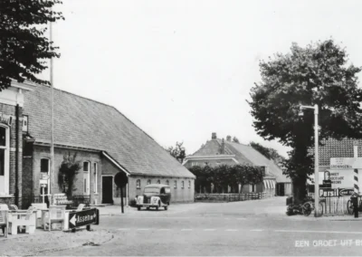Brinkstraat. Vanaf de Hoofdstraat kijkt u de Brinkstraat in. Links zie u de boerderij van Berends met daarachter die van W. Hooiveld.
