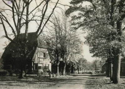 Links de boerderij van de familie Rossingh. Willem Rossingh (1896-1946) is in de jaren twintig en dertig van de vorige eeuw bevoegd om rijexamens af te nemen. Volgens de verhalen moest de kandidaat een paar rondjes over de brink rijden. Deze is geslaagd, als er dan geen brokken zijn gemaakt. Dezelfde Willem doet in 1925 als wedstrijdrijder mee aan de eerste TT.
